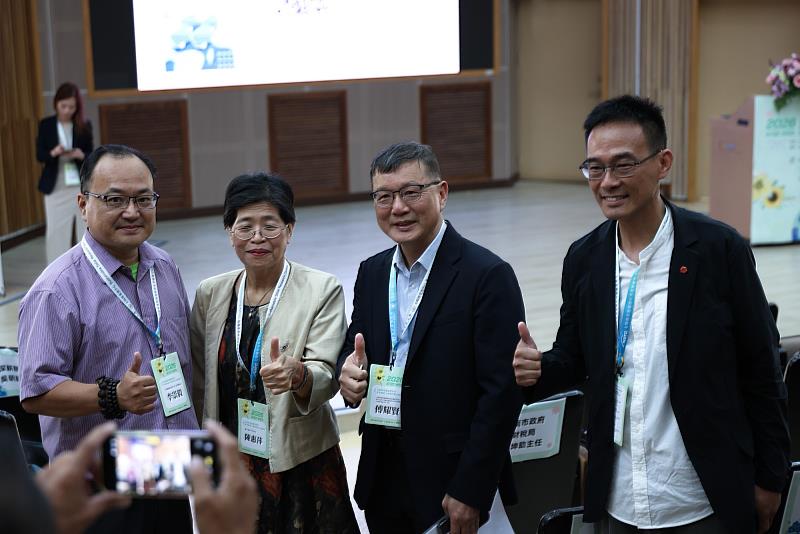 南大邀集產官學代表出席太陽能循環經濟聯盟年會，貴賓合影展現跨領域合作成果，共同關注綠能循環與永續發展議題。