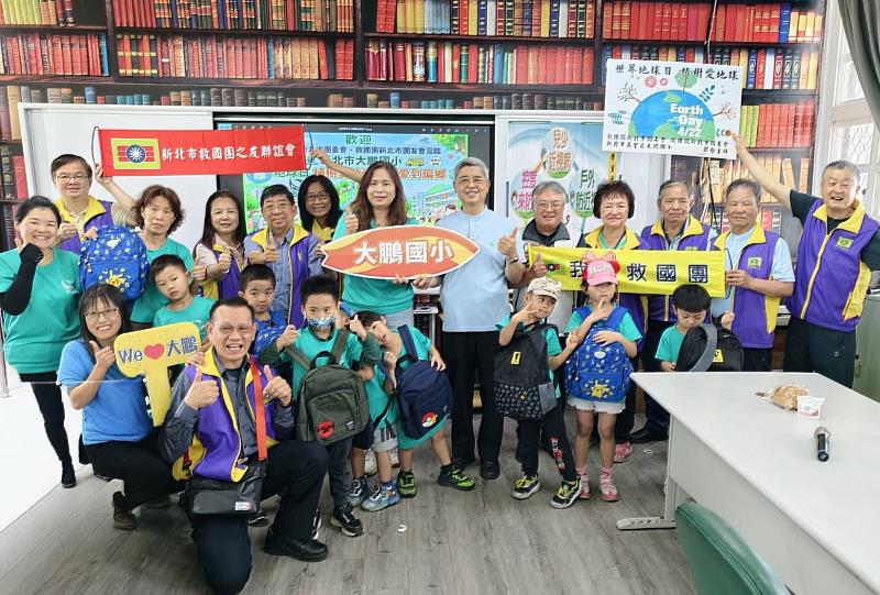 新北市救國團攜手大鵬國小響應「世界地球日 植樹愛地球 」深耕永續活動