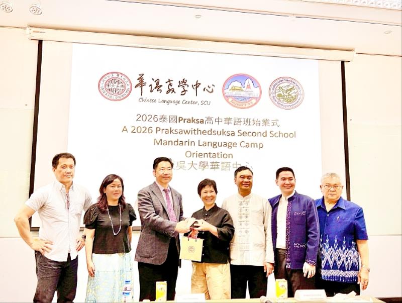 泰國巴沙次區自治市（Praksa Subdistrict Municipality）市長Mrs. Aranya Suwanbut與詹乾隆校長互贈禮物。