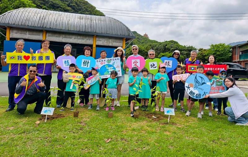 新北市救國團攜手大鵬國小響應「世界地球日 植樹愛地球 」深耕永續活動
