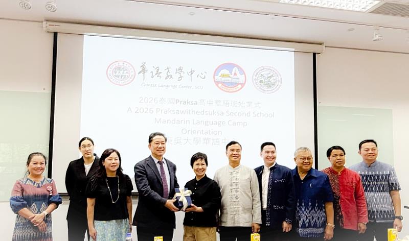 泰國巴沙次區自治市（Praksa Subdistrict Municipality）市長Mrs. Aranya Suwanbut與詹乾隆校長互贈禮物。