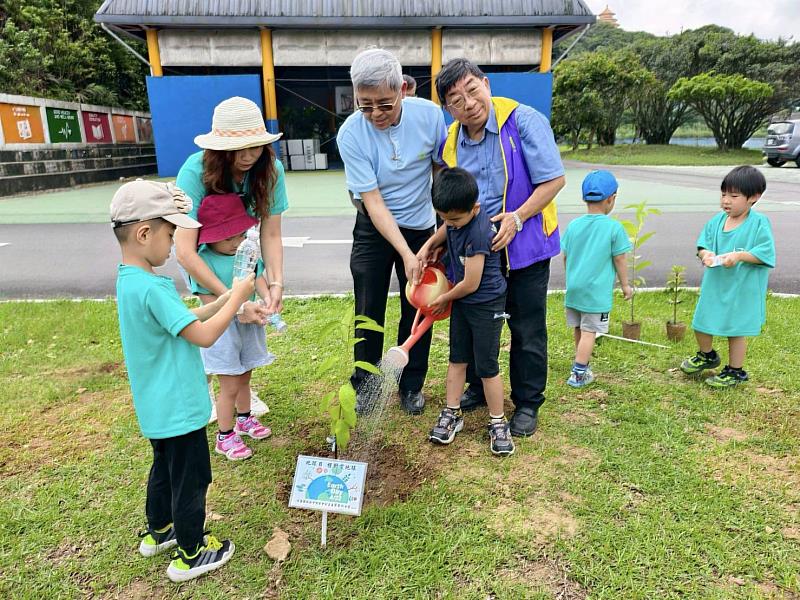 新北市救國團攜手大鵬國小響應「世界地球日 植樹愛地球 」深耕永續活動