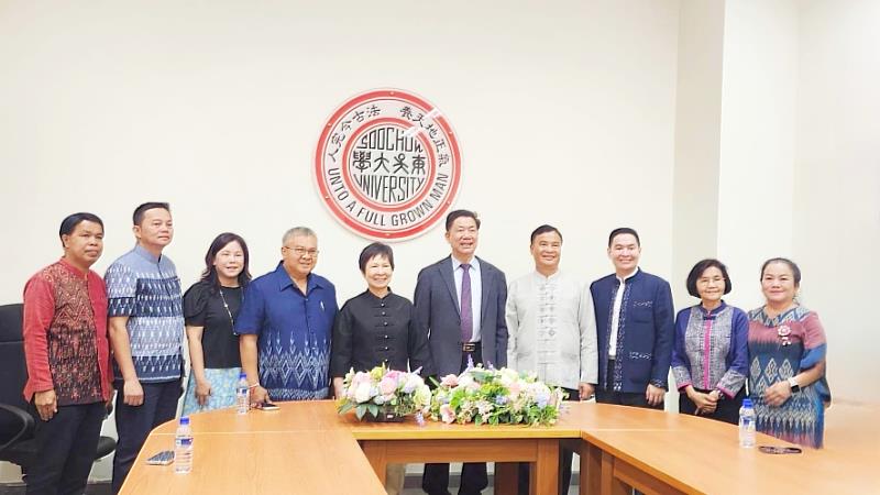 泰國巴沙次區自治市（ Praksa Subdistrict Municipality) 市長參訪團與詹乾隆校長及林宜陵主任合照。