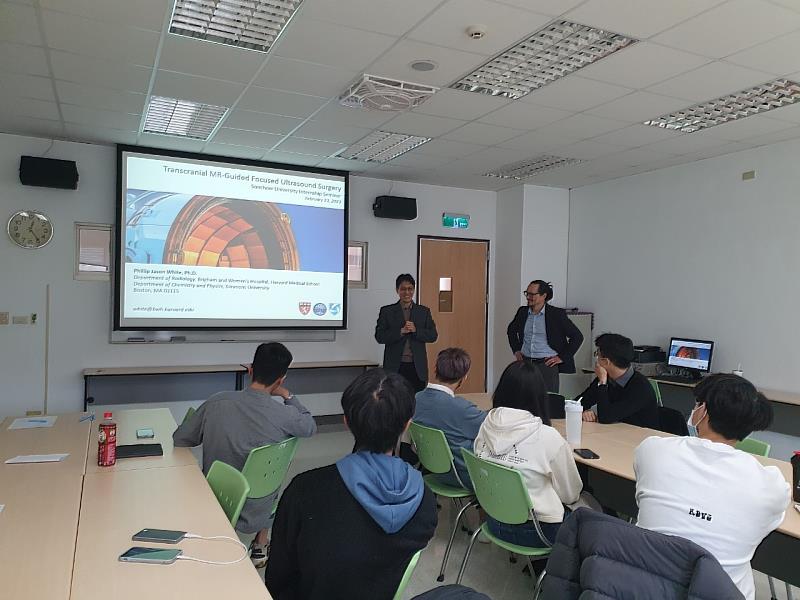 圖二、梅長生教授與Prof. Jason White在東吳大學召開哈佛實習說明會。