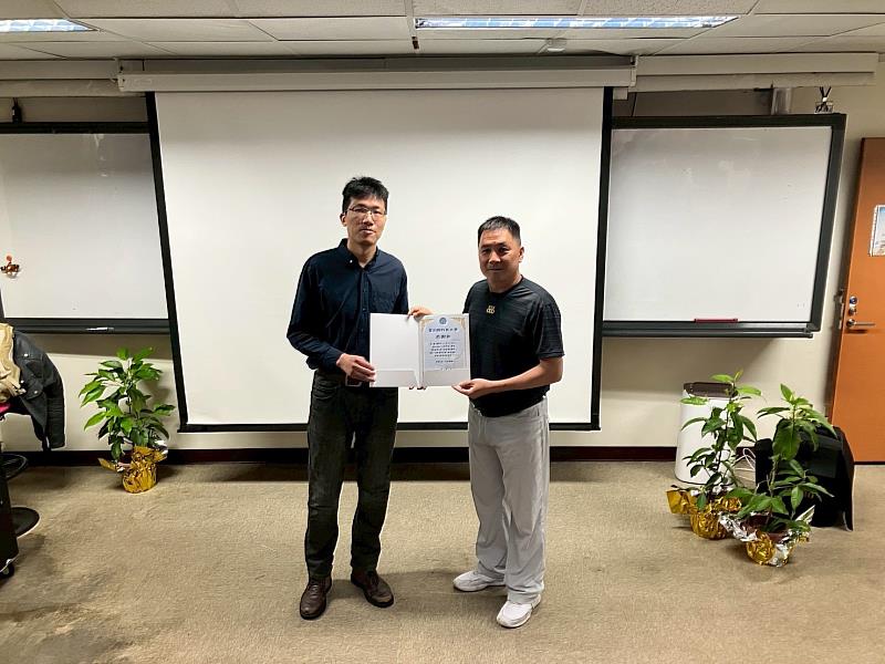 休觀系蔡文程主任（右）致贈感謝狀給黃正龍老師（左），感謝其蒞臨演講。