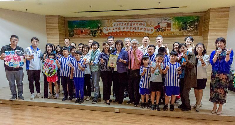 高雄市政府教育局家庭教育中心將戲劇內容錄製為數位影像，轉化為可長久保存且易於推廣的教學資源。