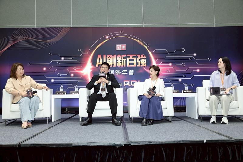 信義房屋數位長王獻志（左2）參與商周AI創新百強年會直播，談論AI如何應用在房仲服務第一線場景，與家樂福數位長林文子（左1）及台灣奧美董事總經理郭育滋（右2）對談。