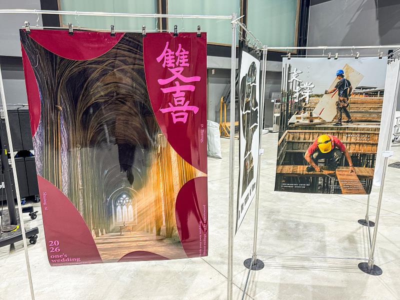 世新大學圖傳系學生把社會觀察、技術操作與設計思考融入作品。（世新大學提供）