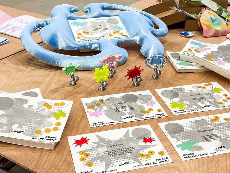 世新圖傳系學生作品《獎獎獎獎》把獎狀轉化為日常溝通媒介。（世新大學提供）