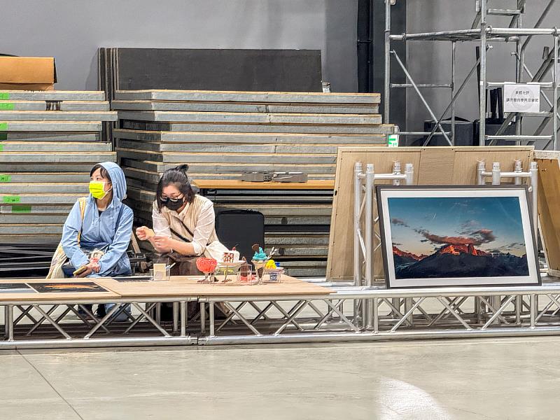 世新大學圖文傳播學系第32屆畢業展「年筋人」，整體作品橫跨影像、互動裝置與視覺敘事。（世新大學提供）