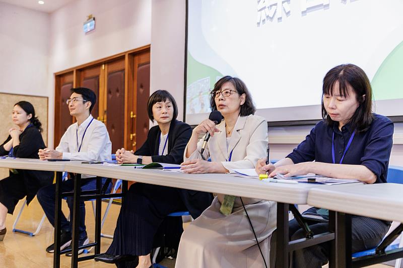 教育部資訊及科技教育司林燕珍高級管理師(右2)主持綜合座談。(圖/淡江大學提供)