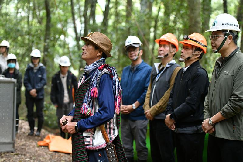 松茂部落胡弟耀理事長以泰雅族語祝福Qyawal黑熊平安重返山林。