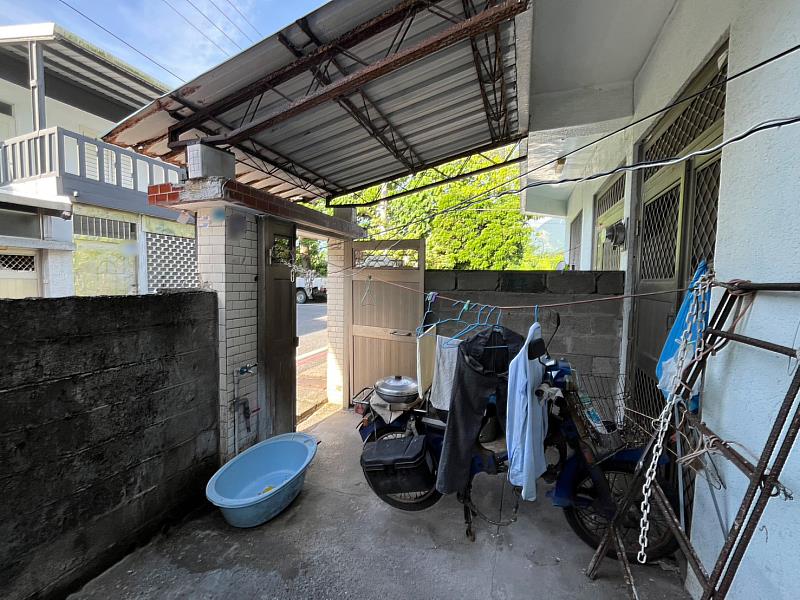 李伯伯家修繕前，浴室僅為門旁水龍頭搭配洗澡盆，生活條件簡陋。