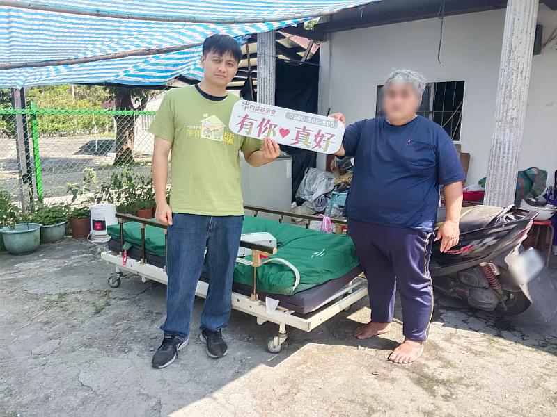 花蓮富里鄉嘪爺爺由兒子代領電動病床,家屬感謝讓長者在生命末期獲得更安心照護。