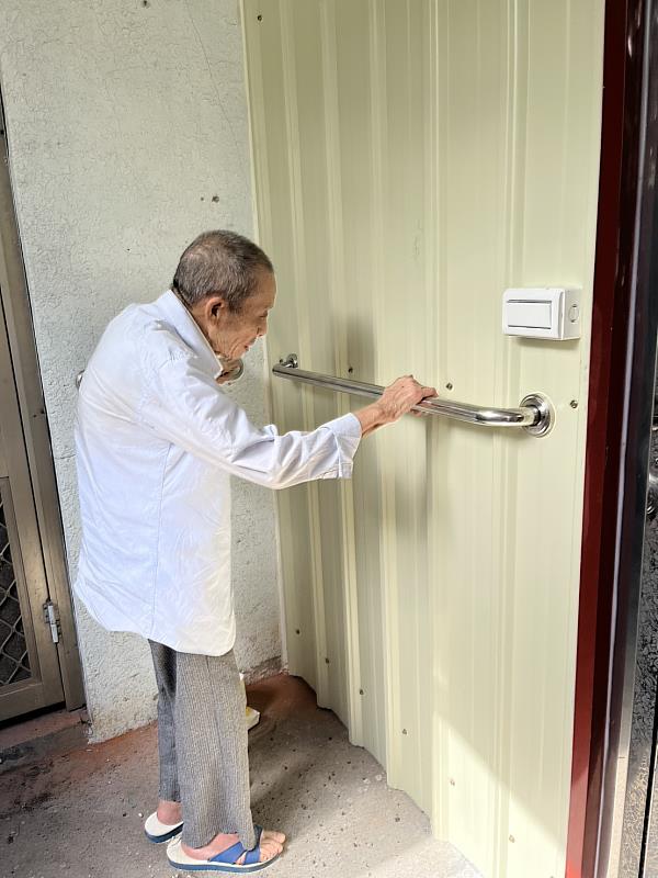 李伯伯在居家修繕後的住家中，日常行走安全明顯改善。