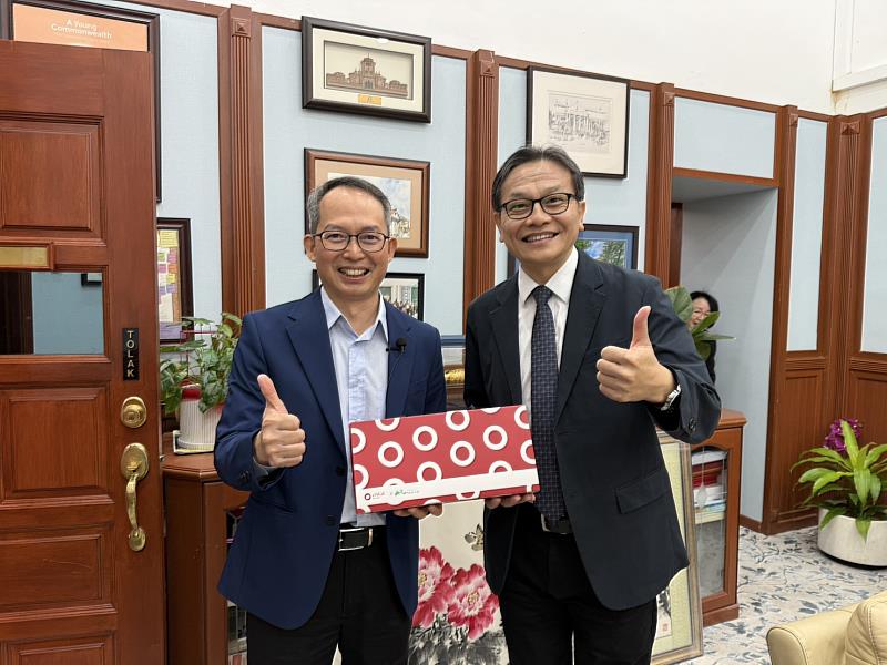 崑山科大鐘俊顏副校長（右）致贈禮品予檳州立法議會議長拿督斯里劉子健（左）。