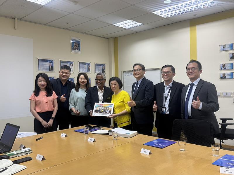 雙方貴賓與檳城技術發展中心首席執行長哈里那拉雅南博士（左4）合影。