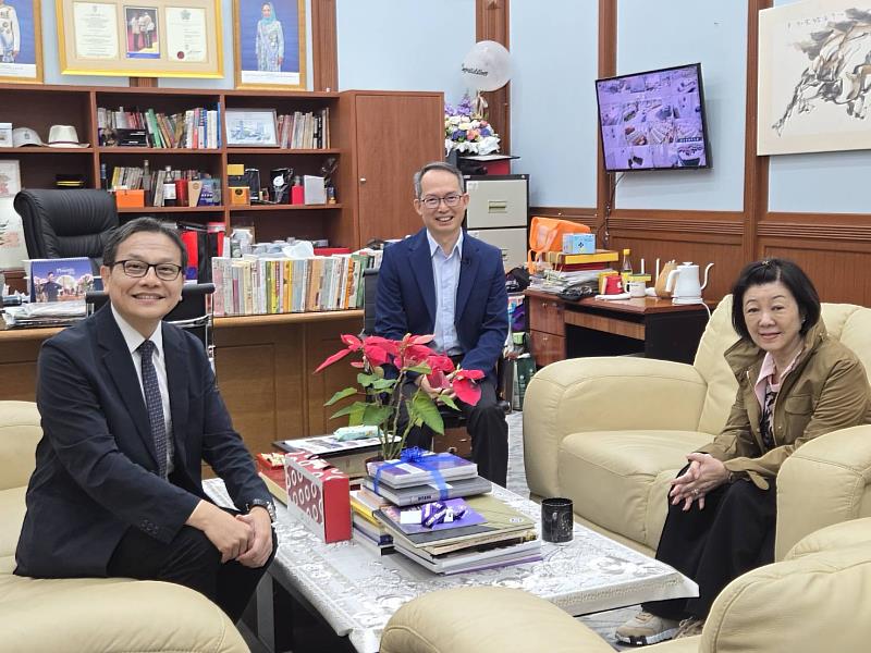 崑山科大鐘俊顏副校長（左起）、檳州立法議會議長拿督斯里劉子健、台積電慈善基金會董事長張淑芬就公益理念與社會議題進行深入交流。