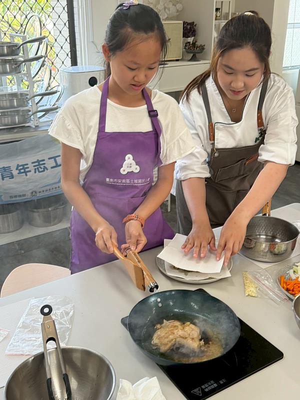 孩童進行料理製作。