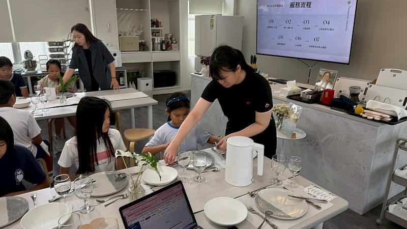 孩童學習餐具使用。