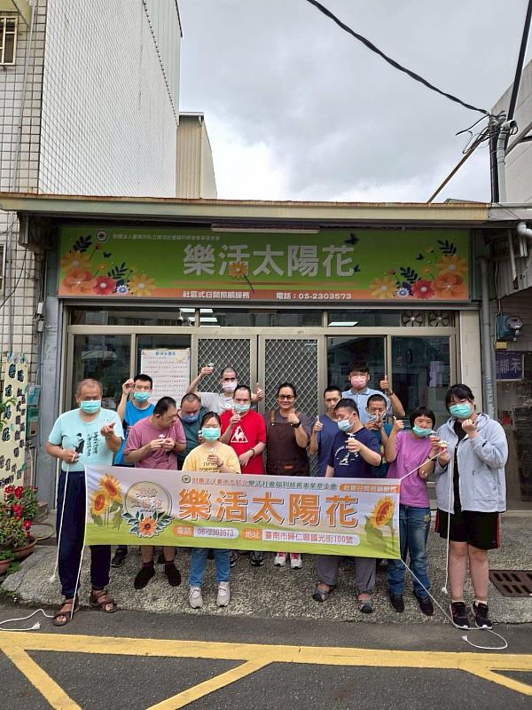 蔡寶慧帶領活動與學員們合影。