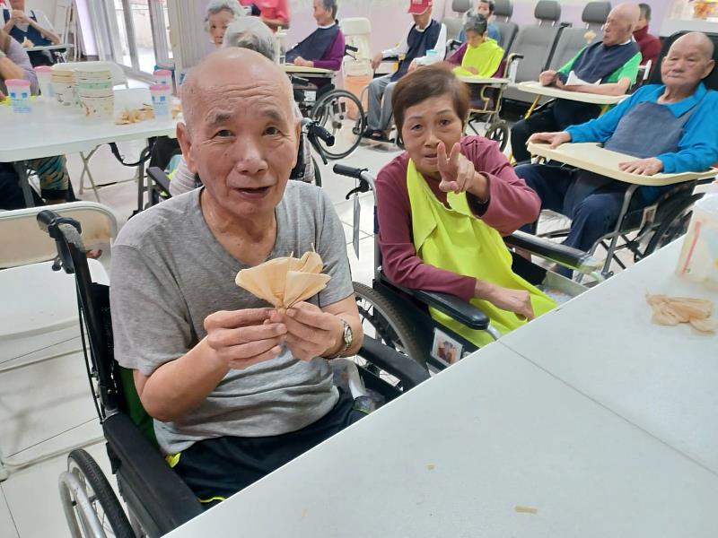 長輩展現手上的半成品，相當有成就感。