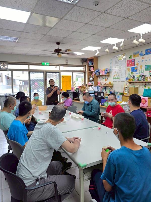 蔡寶慧於社區式日間照顧服務單位「樂活太陽花」舉辦溫馨手作課程。