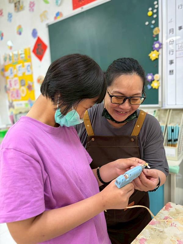 蔡寶慧（右）耐心指導學員手作。