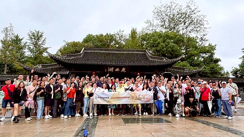 永慶「經管會績優幹部旅遊」由集團董事長孫慶餘與夫人親自率團，與全台身價亮眼的加盟店東長同遊。永慶房產集團提供