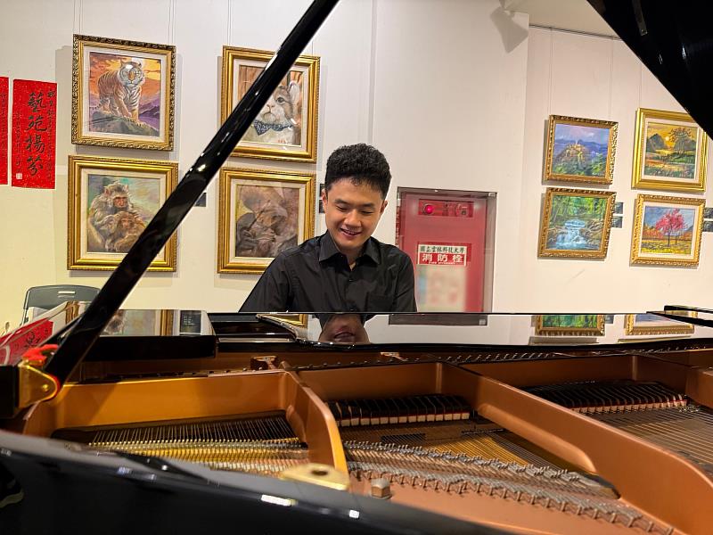 翔緯－鋼琴近照。