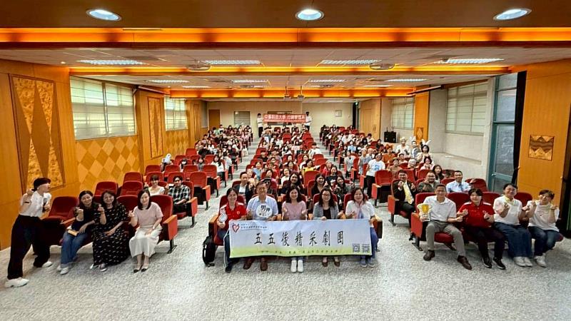 中臺科大行銷系「五五好樣．創齡無限」系友回娘家活動合影。