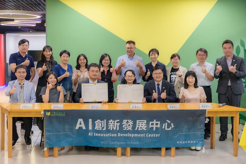 文藻外語大學與財團法人台灣人工智慧學校基金會完成合作備忘錄簽署後，雙方團隊員合影留念，共同見證AI跨域人才培育合作啟動。