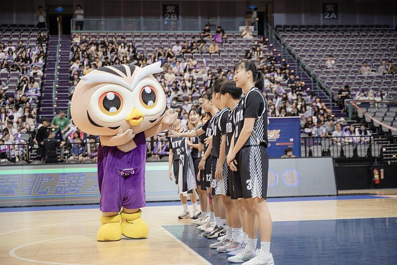 北商大吉祥物「小菁鷹」驚喜現身，為場上球員打氣加油。