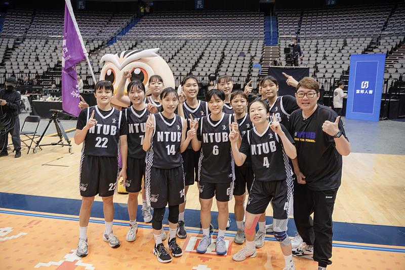 方竹君總教練（右1）與球員們開心合影，一起慶祝別具意義的隊史第2冠。