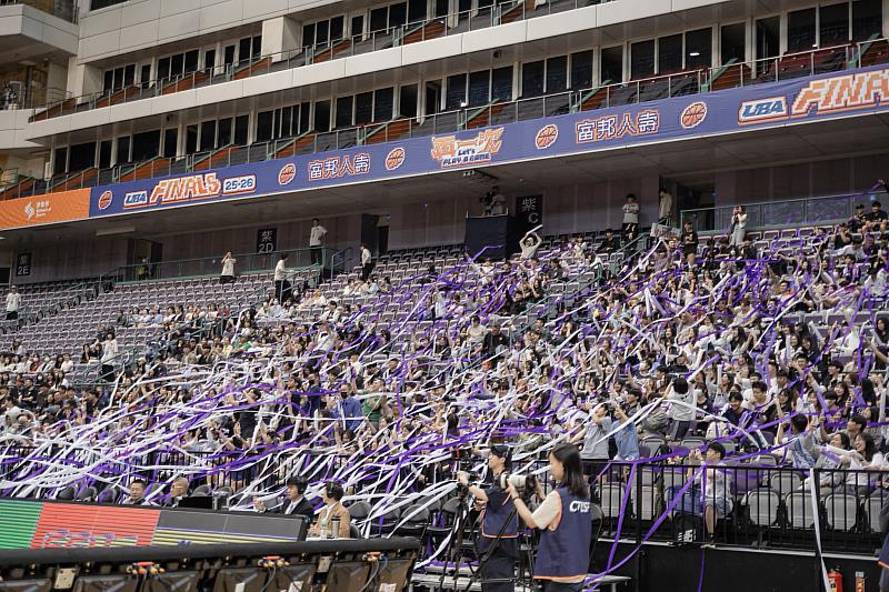 確定奪冠的一刻，代表北商大的紫色彩帶從看台傾瀉而下，形成壯觀的紫海，全場師生共同見證這歷史性的一刻。