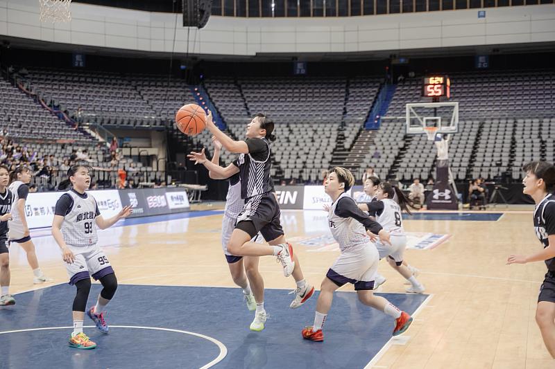 比賽關鍵時刻，北商大球員面對對手嚴密防守，強勢切入上籃得分，點燃全場氣氛。