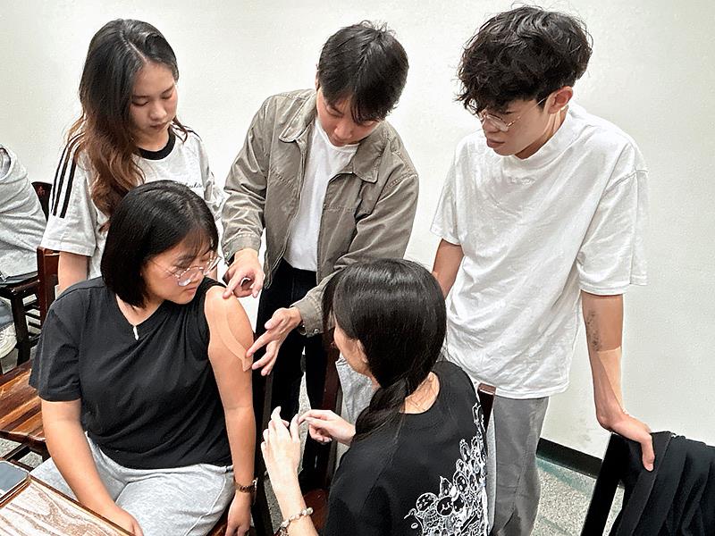 南華大學舉辦貼紮實作課程，由運動與健康促進學士學位學程杜繼超老師授課，指導學生如何進行三角肌肌內效貼紮。