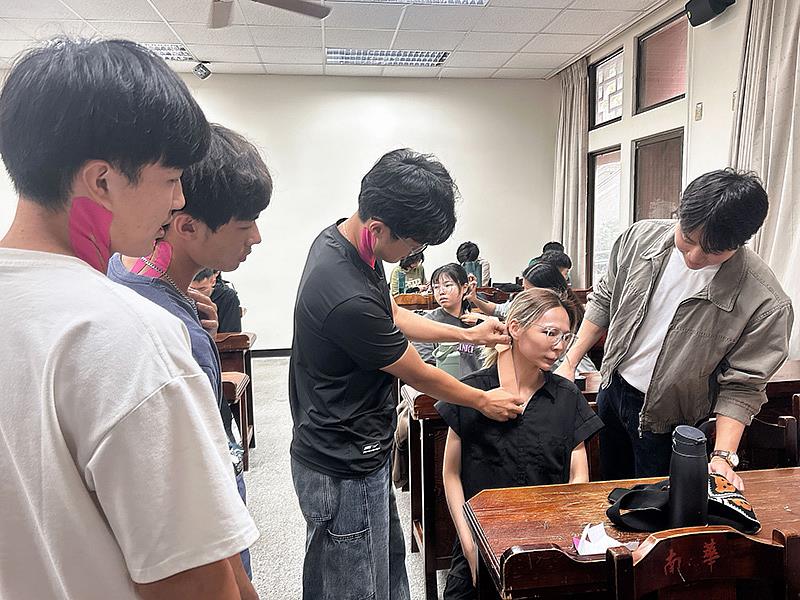 南華大學舉辦貼紮實作課程,由運動與健康促進學士學位學程杜繼超老師授課,並指導學生實作胸鎖乳突肌貼紮。
