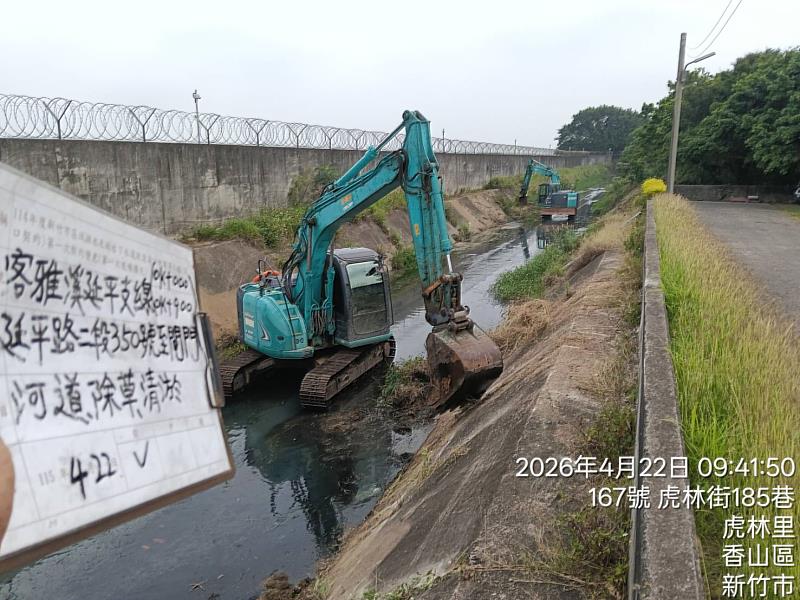 工務處進行渠道除草清淤工作。