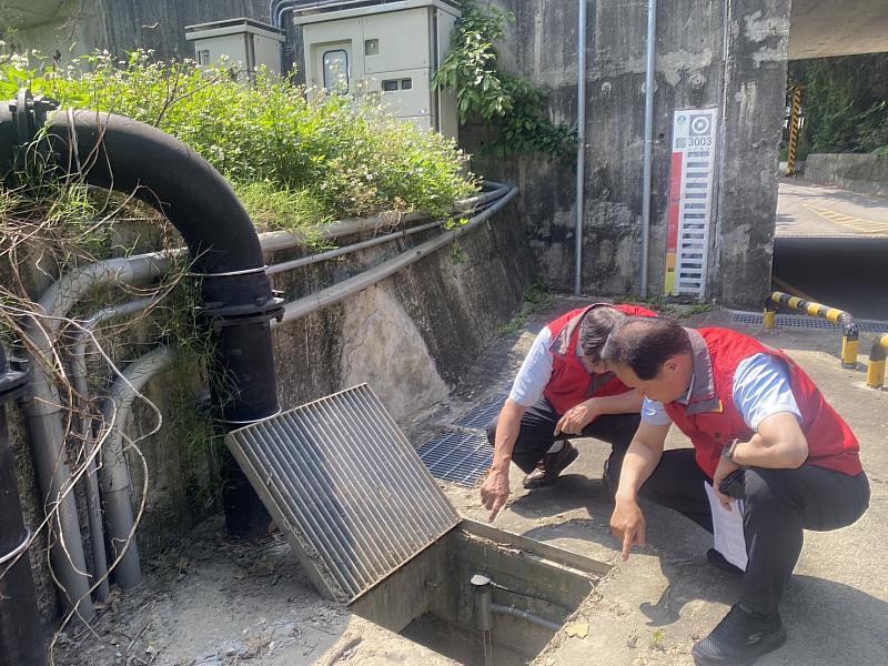 養工處長及副處長帶隊於全中興地下道、光復地下道進行集水井內的水位感測設備,和排水管路巡檢。