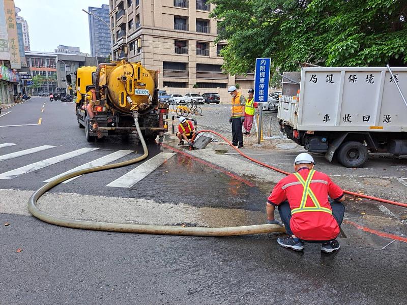 環保局進行側溝加強清淤，避免落葉雜物堵塞洩水孔。