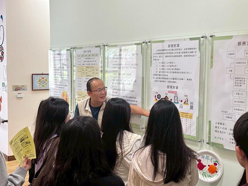 陳柏翰先生說明榮家山青日間照顧業務。