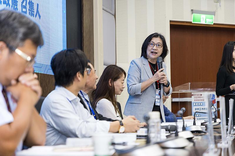 臺師大林玫君學務長形容學務工作如同「做牛做馬」，平時默默耕耘，關鍵時刻則須衝鋒陷陣、迅速完成任務。