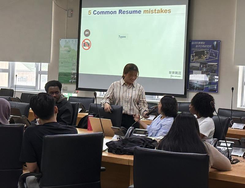 講師與學生互動熱絡。