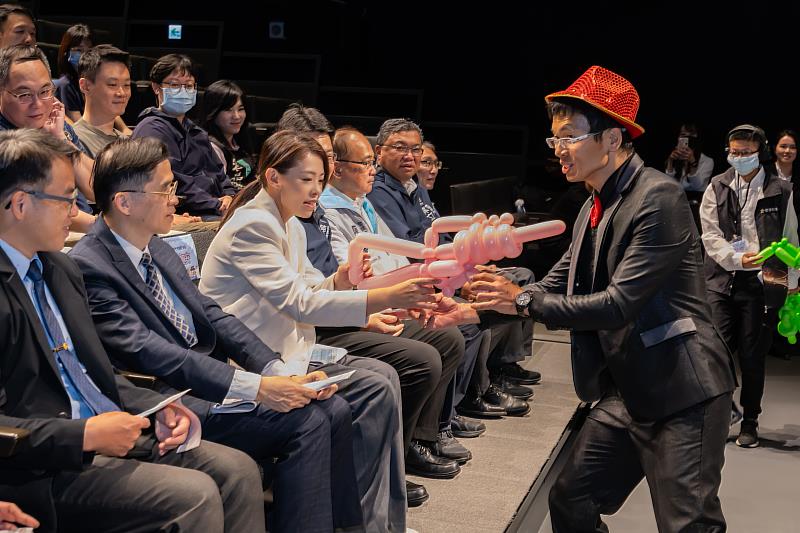 記者會以反賄選為主題揭開序幕，透過結合戲劇張力的創意魔術表演，生動呈現賄選情境與檢舉流程。