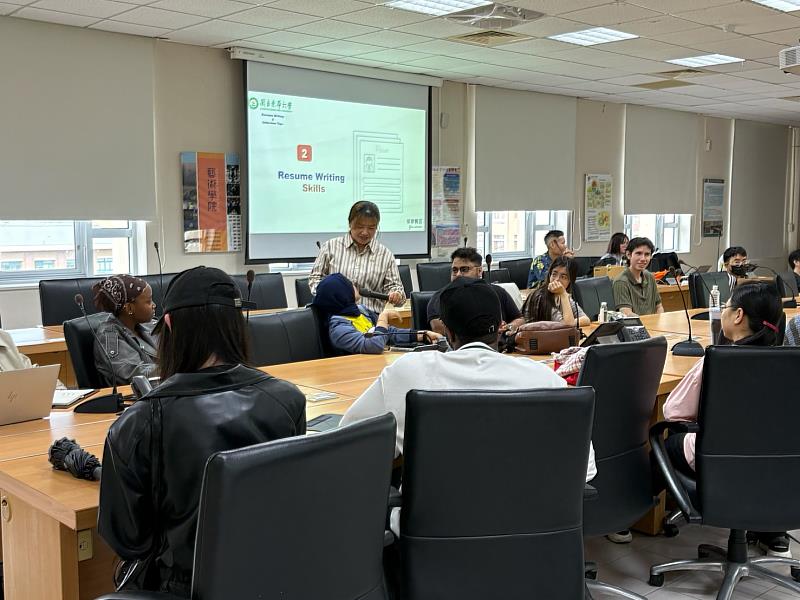 講師與學生即時交流，帶動現場討論氣氛，學習成效良好。