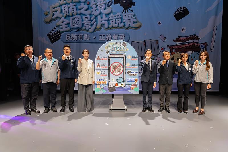 市長高虹安與貴賓攜手新竹地檢署、新竹市調查站及市府各局處代表，共同完成象徵「信賴守護」的拼圖儀式。