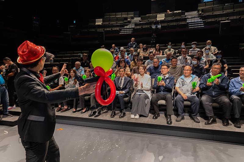 記者會以反賄選為主題揭開序幕，透過結合戲劇張力的創意魔術表演，生動呈現賄選情境與檢舉流程。