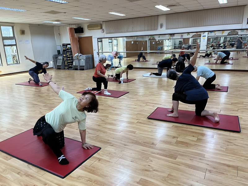 學員於課程中進行核心穩定與伸展動作訓練，透過多元姿勢練習強化身體控制能力，提升柔軟度與肌群協調性。