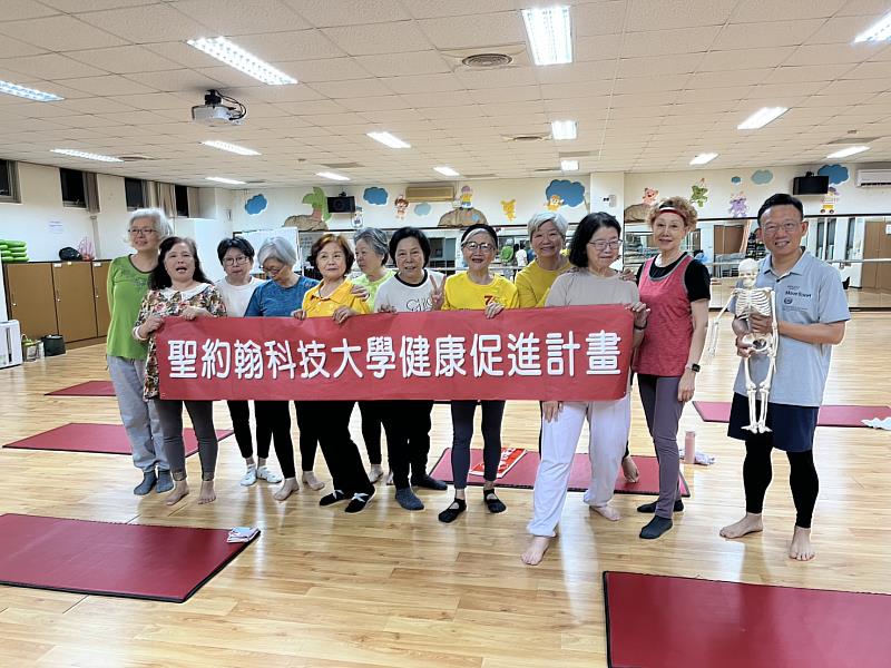 講師透過骨骼模型進行動作講解與示範，協助學員了解人體結構與運動原理，提升課程專業性與學習成效。